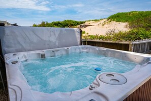 NH348: Barefootin' | Private Hot located in Pool Area