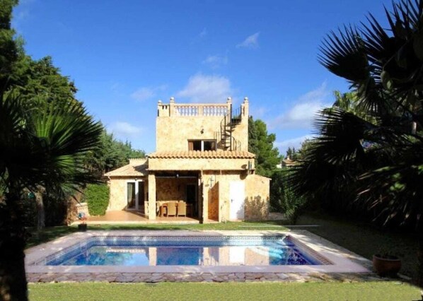 Die wunderschöne Villa mit Pool und einem großen Gründstück