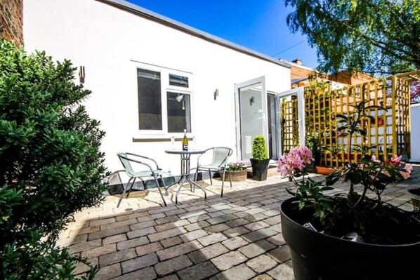 Catch the sun, watch the birds and enjoy a beautiful holiday location.