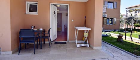 L'ingresso dell'appartamento dotato di tavolo e sedie da giardino