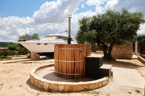 Outdoor spa tub