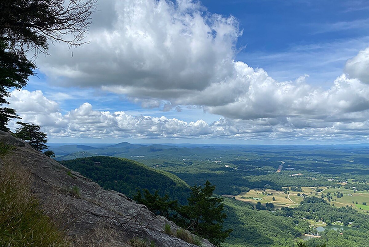 Matterhorn – Luxury Cabin with Spectacular Mtn Views. Near Helen, GA