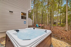Outdoor hot tub in backyard - Poconos - Serhii Vacation Rentals