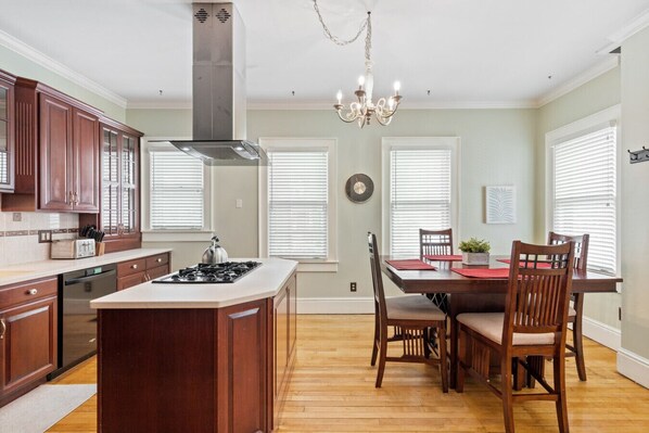 Bright, roomy kitchen w/gas range.