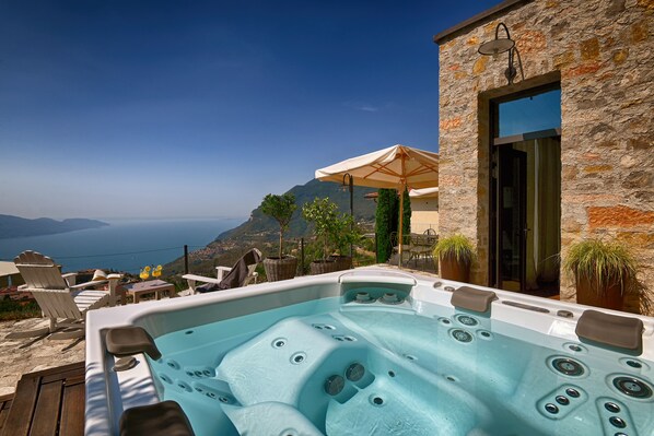 Outdoor spa tub