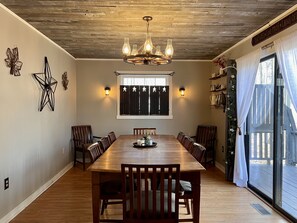 Dining room that can seat up to 10 guests. 