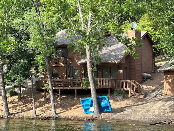 Main house with paddle boat ready for a cruise!!