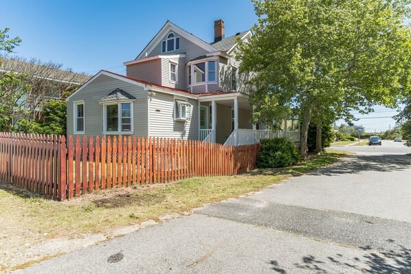 Fence, Neighborhood, Urban, Building, Cottage