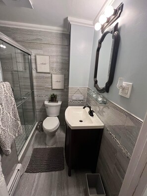 1st Floor Bathroom 