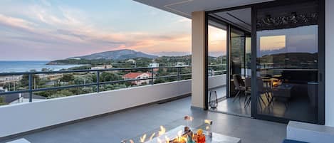 Balcony / Sea View / Fire Place