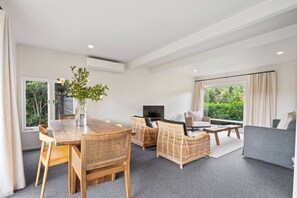Lounge/dining area