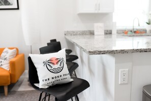 Counter seating - great for conversation between spaces.