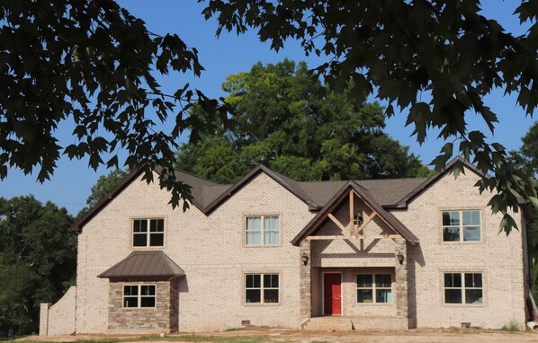NEW!!  4400 sq feet on Lake, 5 minutes from RTJ Shoals course
