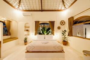 Spacious and decorated bedroom 