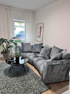 Wohnzimmer mit gemütlicher Couch
Living Room with comfortable couch