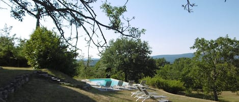 Piscine côté est avec les bains de soleil.