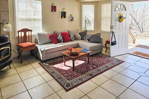 Living Room | Free WiFi | Central Heating & Air Conditioning | Ceiling Fans
