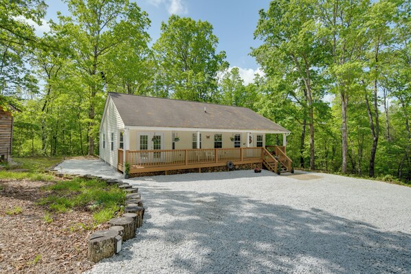 Tamassee Vacation Rental | 2BR | 2BA | 1,276 Sq Ft | Stairs Required