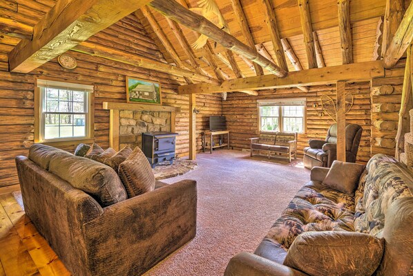 Zanesville Vacation Rental | 6BR | 2BA | 2,525 Sq Ft | 3 Steps to Enter
