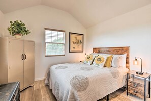 Cabin Studio | Queen Bed | Smart TV | Free WiFi