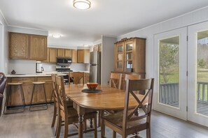 Kitchen & Dining