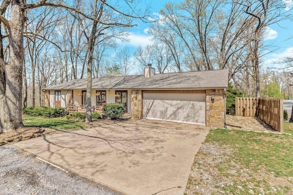 The home is immersed in the beautiful natural ambiance.