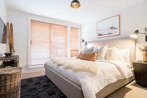 Primary bedroom: King bed, ensuite