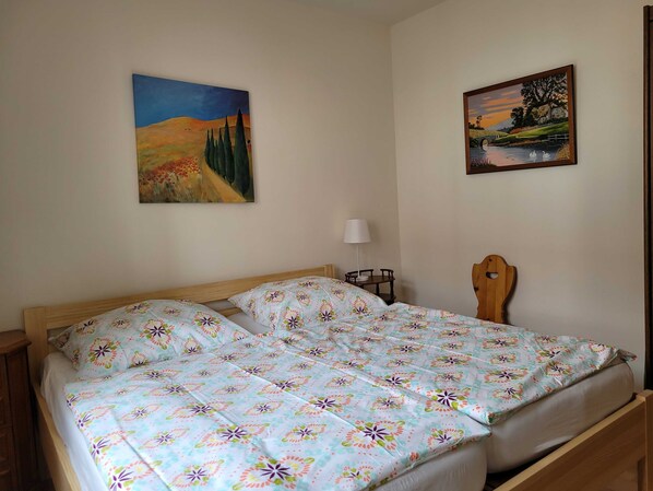 Schlafzimmer mit Doppelbett und Kleiderschrank