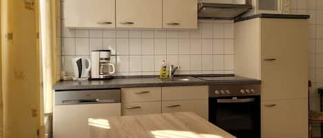 umfĂ€nglich ausgestattete WohnkĂŒche