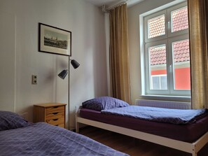 Schlafzimmer 3 mit getrennten Betten und großem Kleiderschrank