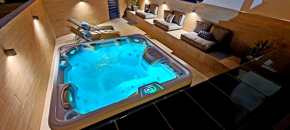 Outdoor spa tub