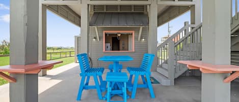 Enjoy the outdoor kitchen!