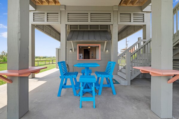 Enjoy the outdoor kitchen!