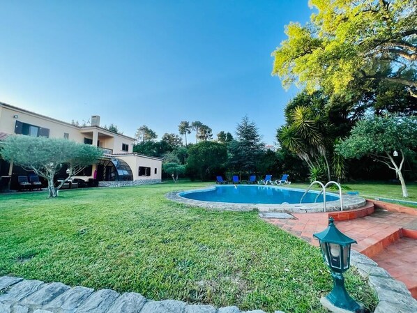 Moradia com piscina e jardim 