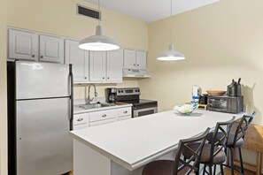 Fully equipped kitchen (Please note no dishwasher)
