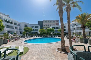 Want to cool off, a swimming pool awaits you at the foot of the residence.
