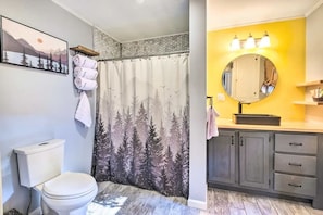 Full Bathroom | 1st Floor | Towels Provided