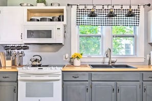 Kitchen | Microwave | Dining Ware