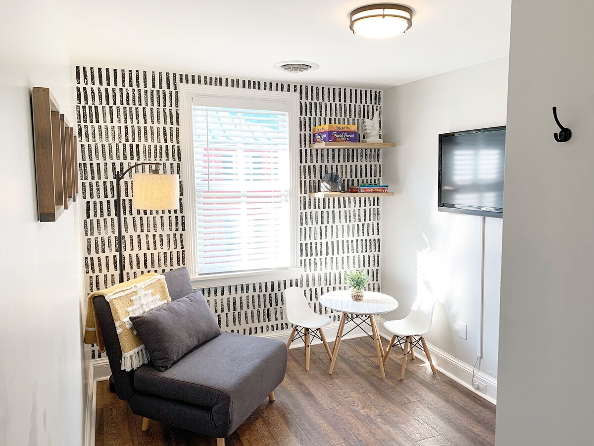 Downtown Modern 2BR step from dining and shopping