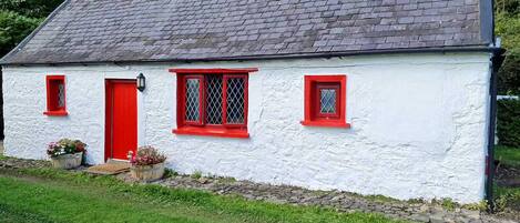 Wreckers Cottage, Traditional Seaside Self-Catering Accomodation near Dunmore East, County Waterford