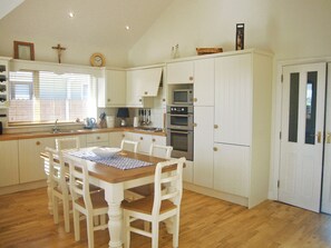 Dacha Holiday Home, Pretty Seaview Holiday Accommodation in Ardmore, County Waterford