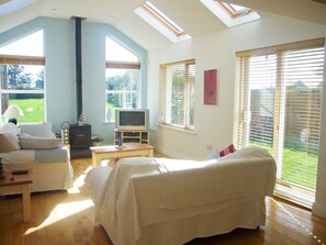 Dacha Holiday Home, Pretty Seaview Holiday Accommodation in Ardmore, County Waterford