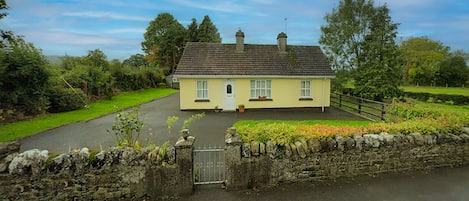 Primrose Cottage, Charming Holiday Accommodation Available near Birr in County Offaly