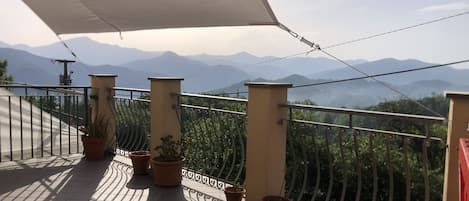 TERRASSE VUE PANORAMIQUE SUR MONTAGNE ET MER.