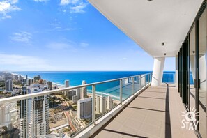 Spacious balcony with uninterrupted views of the ocean ♥️