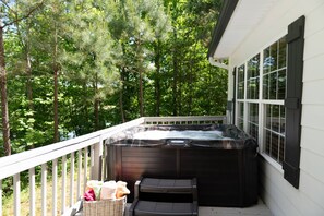 Hot tub on the deck overlooking the lake. Private! 2.5 acres of woods!