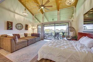 Living Area | Smart TV | Free WiFi | Queen Murphy Bed