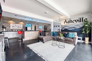 Full wet bar, karaoke & entertainment area