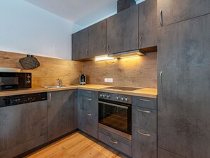 Bruin, Countertop, Cabinetry, Gebouw, Meubilair, Fornuis, Keuken, Toestel Van De Keuken, Hout, Kraan