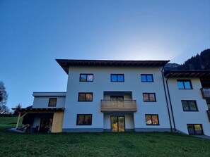 Sky, Window, Building, Plant, House, Tree, Grass, Real Estate, Residential Area, Facade